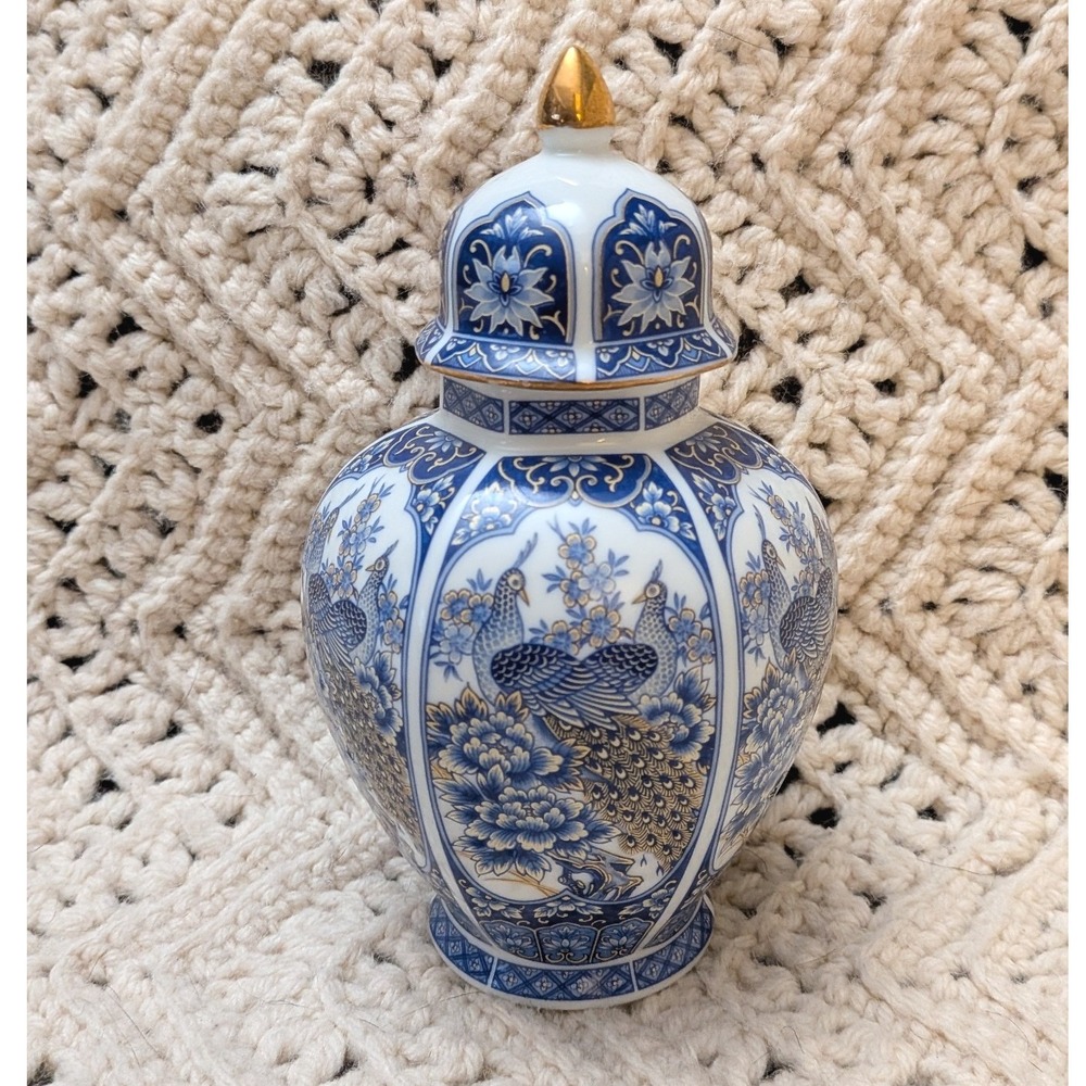 Blue and White Porcelain Decorative Ginger Jar with Gold Accent